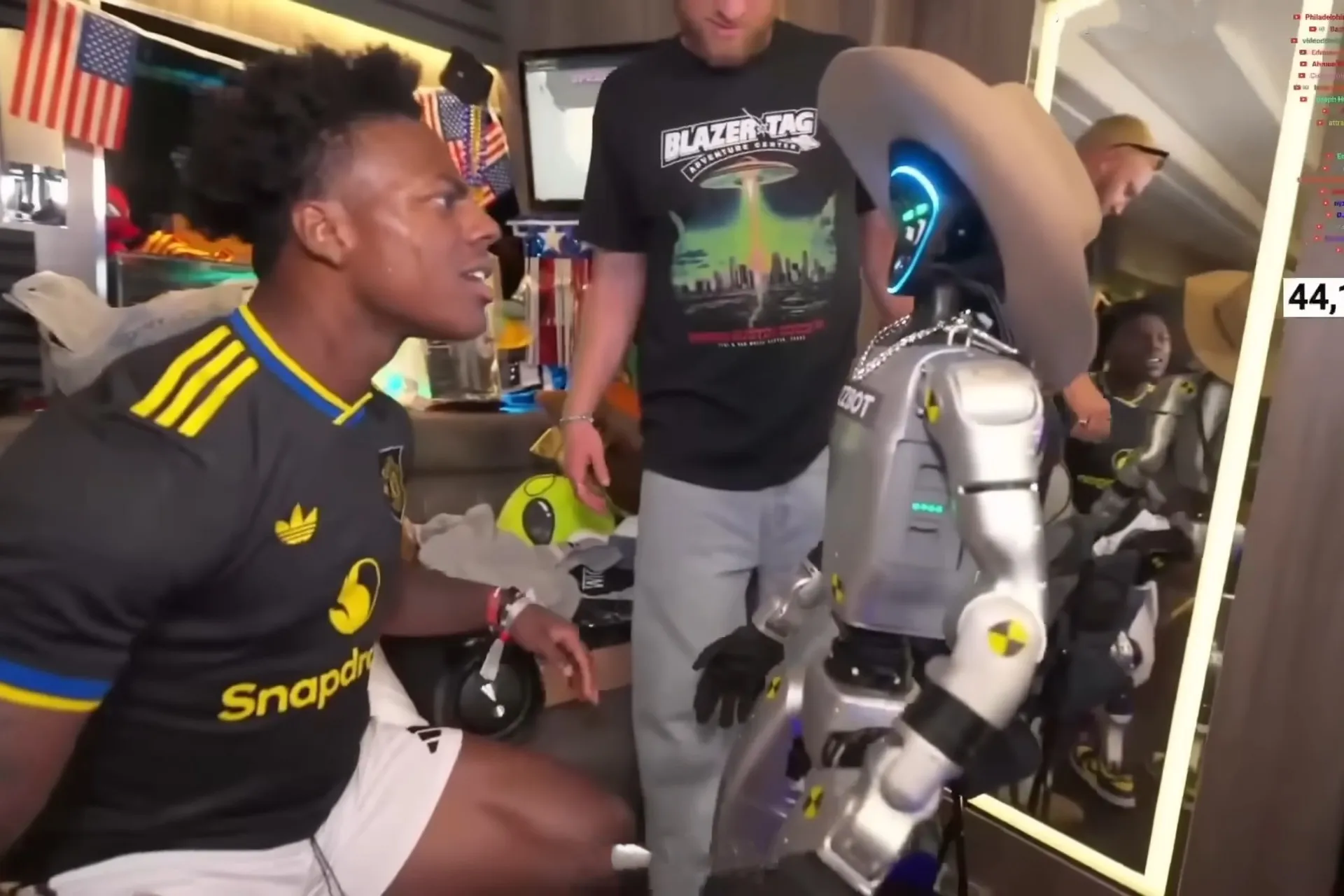 یک مرد جوان مقابل یک ربات انسان‌نما